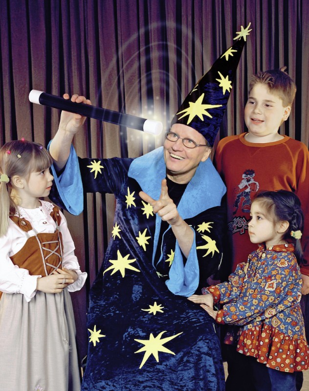 Kinder-Zauberer Jürgen mit 3 begeisterten Kindern
