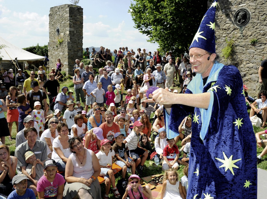 Jürgen Metzger mit seiner Kinderzauber Show auf dem Burgfest Singen